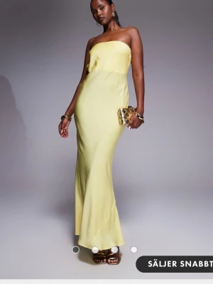 Ljusgul axelbandslös långklänning - Lappen är kvar, storlek 38, från Asos 