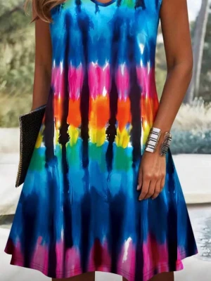 Färgglad ärmlös kortklänning storlek XL - Säljer en superfin ärmlös kortklänning med färgstarkt randigt mönster i blått, rosa, orange, gult och grönt. Klänningen har en avslappnad passform och v-ringad hals. Perfekt för dig som vill sticka ut med en unik och lekfull stil.