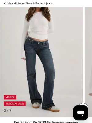 Mörkblå bootcut jeans - Säljer ett par mörkblå bootcut jeans köpta från Nelly i storlek S/36. Byxor är knappt använda därav inga synliga defekter. Säljs för 699kr på hemsidan men säljer de enbart för 250kr. Kan tänka mig gå ner till 200kr! 