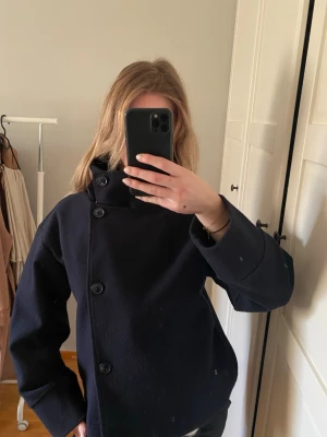 Kappa - Mörkblå kappa. Lite nopprig men ändå i bra skick 