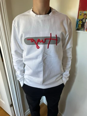 Vit sweatshirt från Hugo Boss - Säljer en vit sweatshirt från Hugo boss