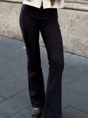 Svarta utsvängda kostymbyxor - Bonnie bootcut kostymbyxor low waist från Madlady. Storlek 36/TALL (85cm benlängd). Nypris: 699kr 
