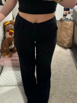 Gina tricot byxor - Säljer ett par klassiska svarta kostymbyxor från Gina tricot. Det är aldrig använda och sitter super bekvämt på! Det är i storlek S och midwaist!💕