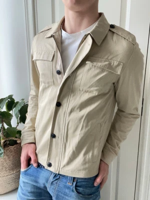 Jack and Jones premium fieldjacket  - Jack and Jones premium fieldjacket, Inga defekter! Modellen i bilderna är 180 cm 75 kg och bär Storlek S - lite liten på hono m , Kom med frågor! 🌟 (Kan gå ned i pris vid köp av paket 😉) 