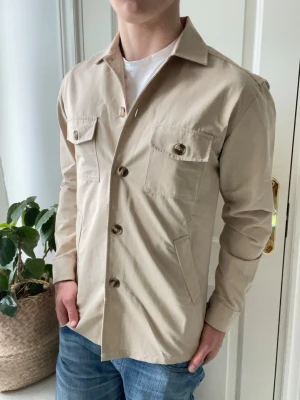 John Henric overshirt  - John Henric overshirt - kolla matieralet (unikt ) Inga defekter! Modellen i bilderna är 180 cm 75 kg och bär Storlek M, Kom med frågor! 🌟 (Kan gå ned i pris vid köp av paket 😉) 
