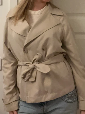 Beige trenchcoat med knytskärp - Skit snygg trench coat från stradivarius perfekt till våren💗