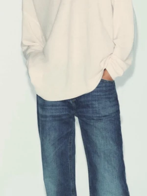 Vit långärmad topp med spets - Vit långärmad topp med v-ringning och spetsdetaljer runt halsen. 