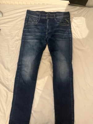 Replay jeans - Snygga blå jeans från Replay, modell Hyperflex. Jeansen har klassisk femficksdesign, dragkedjegylf och lätt slitna detaljer framtill. Stretchigt material för extra komfort och smal passform. Perfekta för en trendig och avslappnad look. Dessa kostar 1500 nya.