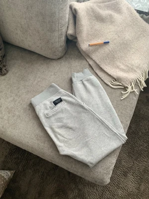 Ljusgrå mjukisbyxor från Peak Performance  - Säljer ett par snygga ljusgrå mjukisbyxor från Peak Performance. Har praktiska sidofickor och backficka. Ena byxbenet har ett litet hål (se sissta bild), övrigt i mycket gott skick. 
