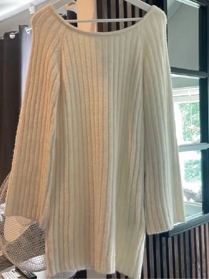 Vit ribbstickad tröja från H&M - Säljer en vit ribbstickad tröja från H&M i storlek S. Tröjan har en lös passform, rund halsringning och långa ärmar. Materialet är mjukt och stretchigt, perfekt för att hålla sig varm under kyliga dagar. Enkel och stilren design som passar till det mesta.