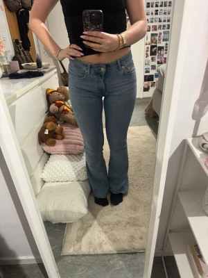 Lager 157 jeans - Superfina low waist bootcut jeans från lager 157. Det är i storlek xs och är i den perfekta ljusblå färgen perfekt för sommaren!💕