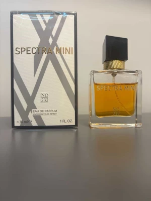 Spectra Mini No 232 Eau de Parfum - Spectra Mini No 232 Eau de Parfum är en parfym i en elegant, fyrkantig glasflaska med svart och guldfärgad kork. Flaskan rymmer 30 ml och doften presenteras i en stilren förpackning med grafiskt mönster i vitt och grått. Perfekt för dig som gillar exklusiva och moderna dofter. Inspirerad av Yves Saint Laurent Libre. 