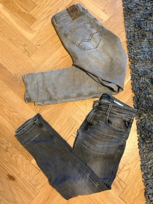 Två par grå jeans från Replay  - Ett par är lite sönder men enkelt att sy ihop själv, har bara inte orkat göra det. Man kan köpa paketpris för 749 kr eller de mörkgråa paret för 249 kr. Säljer inte de gråa paret enskilt om inte man betalar minst 599 kr. Båda jeansen storlek 31/32