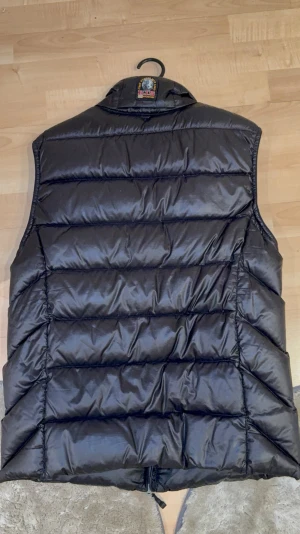 Parajumper väst  - Parajumper väst i nytt skick! Skickas samma dag och är perfekt ny in för vår/sommar för frågor osv kom privat 
