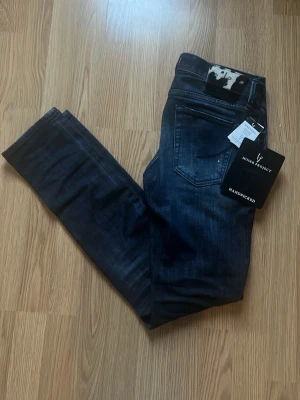 Handpicked jeans - Nya jeans från Handpicked med tvättade detaljer och smal passform. Jeansen har klassisk femficksdesign och etikett bak i midjan. Materialet är mjukt denim som ger en bekväm känsla. Alla tags medföljer.