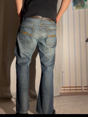 Nudie Jeans Regular Ralf 32/30 - Säljer nu dessa galet feta Nudie Jeansen. Tror storleken egentligen är 34/30 men de sitter mer som 32/30. Jeansen är lite bootcut. Modellen är 188cm och väger 78kg - men som man ser är jeansen för korta för mig :/  Total längd: 96 Benöppning: 22 Midja: 42  Priset kan som alltid diskuteras, hör av er vid minsta fundering! Mvh Charlie
