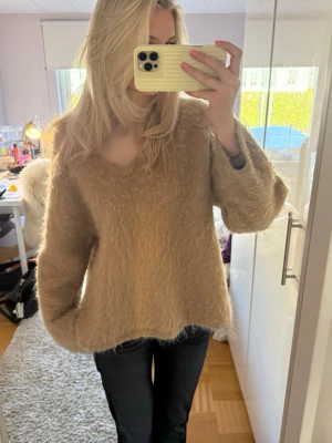 Superfin stickad tröja💕 - Säljer denna beiga stickade tröja i Mohair. Den är jätteskön och lite oversized i storleken💕