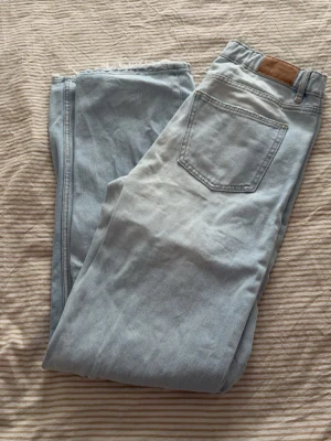 Jeans från Gina tricot - Ljusblåa jeans från Gina barnavdelning storlek 164. Jeansen har två slitningar för en coolare look.