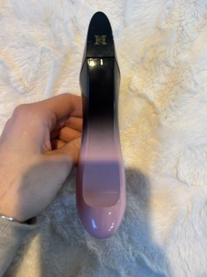 Good Girl parfym high heel-flaska - (parfymen är halvfull!) Säljer pga att jag inte använder den längre. Säljer en Carolina Herrera Good Girl parfym i en unik flaska formad som en högklackad sko. Flaskan har en snygg ombre-effekt från svart till rosa och en elegant guldfärgad klack. Perfekt som statement på parfymhyllan!