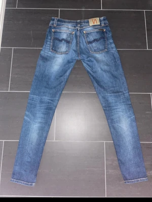 Blå slim fit jeans från Nudie Jeans - Säljer ett par blå jeans från Nudie i modellen Skinny Lin. Storlek: W28 L32. Skick:9/10