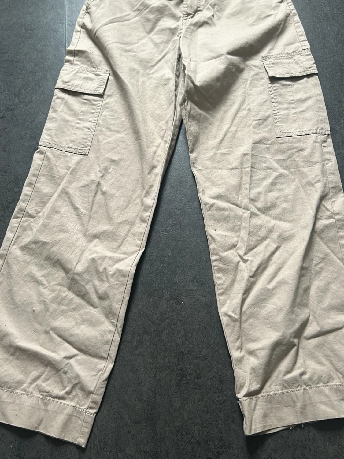 Beige cargobyxor med stora fickor - 1