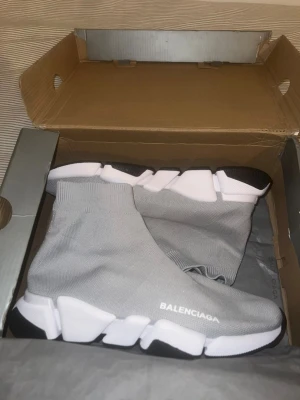 Balenciaga skor  - Grå Balenciaga Speed Trainer sneakers med stickad ovandel i textil och chunky vit och svart sula. Helt nya, aldrig använd. Storlek 42 och väldigt bekväma