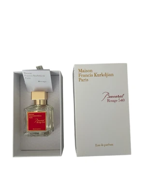 Maison Francis Kurkdjian Baccarat Rouge 540 - Exklusiv parfym från Maison Francis Kurkdjian, Baccarat Rouge 540. Flaskan är genomskinlig med guldfärgad kork och röd etikett. Kommer i elegant vit kartong med gulddetaljer. Eau de parfum med lyxig och modern design. Helt ny och nypris är runt 4200kr!!