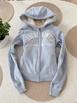 Abercrombie & fitch zip med foder  - Storlek XS. Finns 1 liten fläck fram, syns inte särkilt. Skickas inom 24h. Se liknande plagg i min profil! 