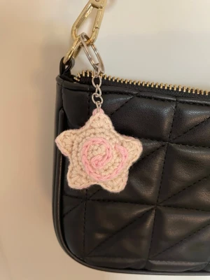 Star keychain/ bagcharm - Handgjord virkad nyckelring av en stjärna. Kan även användas som en bagcharm för att dekorera väskan! Kan göras i andra färger, skriv privat! 💖