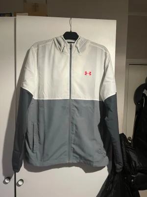 Under Armour Windbreaker - Säljer en Under Armour jacka då den inte kommer till nån användning. Jackan är i en unik färg samt modell och säljs ej längre. Jackan är i 10/10 skick då den har använts endast 2-3 gånger och har inga defekter eller så. Om du är intresserad eller har frågor så är det bara att höra av dig🤝