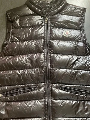 Moncler väst - Säljer nu min Moncler gui väst då den inte kommer till användning längre. Den är i storlek M