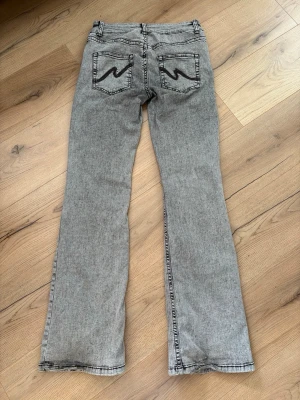 Nelly jeans  - Trendiga grå jeans ifrån Nelly. Jätte fint skick💗stl 40, passar M-L💗pris kan diskuteras 