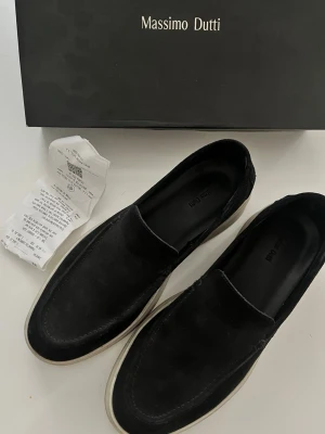 Loafers, Massimo dutti - Säljer ett par stilrena loafers från Massimo Dutti. Skorna är endast använda ett par gånger och är i mycket fint skick. Box och kvitto medföljer, vilket gör dem till ett tryggt köp. Perfekta för både vardag och mer uppklädda tillfällen. Hör av dig vid frågor!