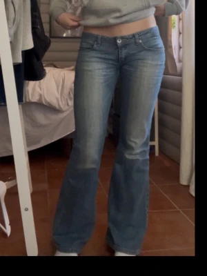 Ljusblå bootcut jeans från Big Star - Sitter som en smäck och är i bra skick. Jag är (167cm) och sitter perfekt i längden på mig. Säljer då dom inte används så mycket. Storlek 27. Köpte dom här på plick för 650kr. 37 midjemått och 76 i innebenslängd.