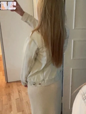 Ljusblå oversized jeansjacka - Trendig ljusblå jeansjacka i oversized modell med klassiska bröstfickor och silverfärgade knappar. Jackan har en avslappnad passform och passar perfekt till lager-på-lager-stil. Snygg att bära öppen eller stängd för en cool look.