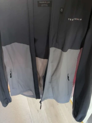  Technicals jacka - Den är i nyskick och har bara använts ett fåtal gånger, inget tecken på användning 