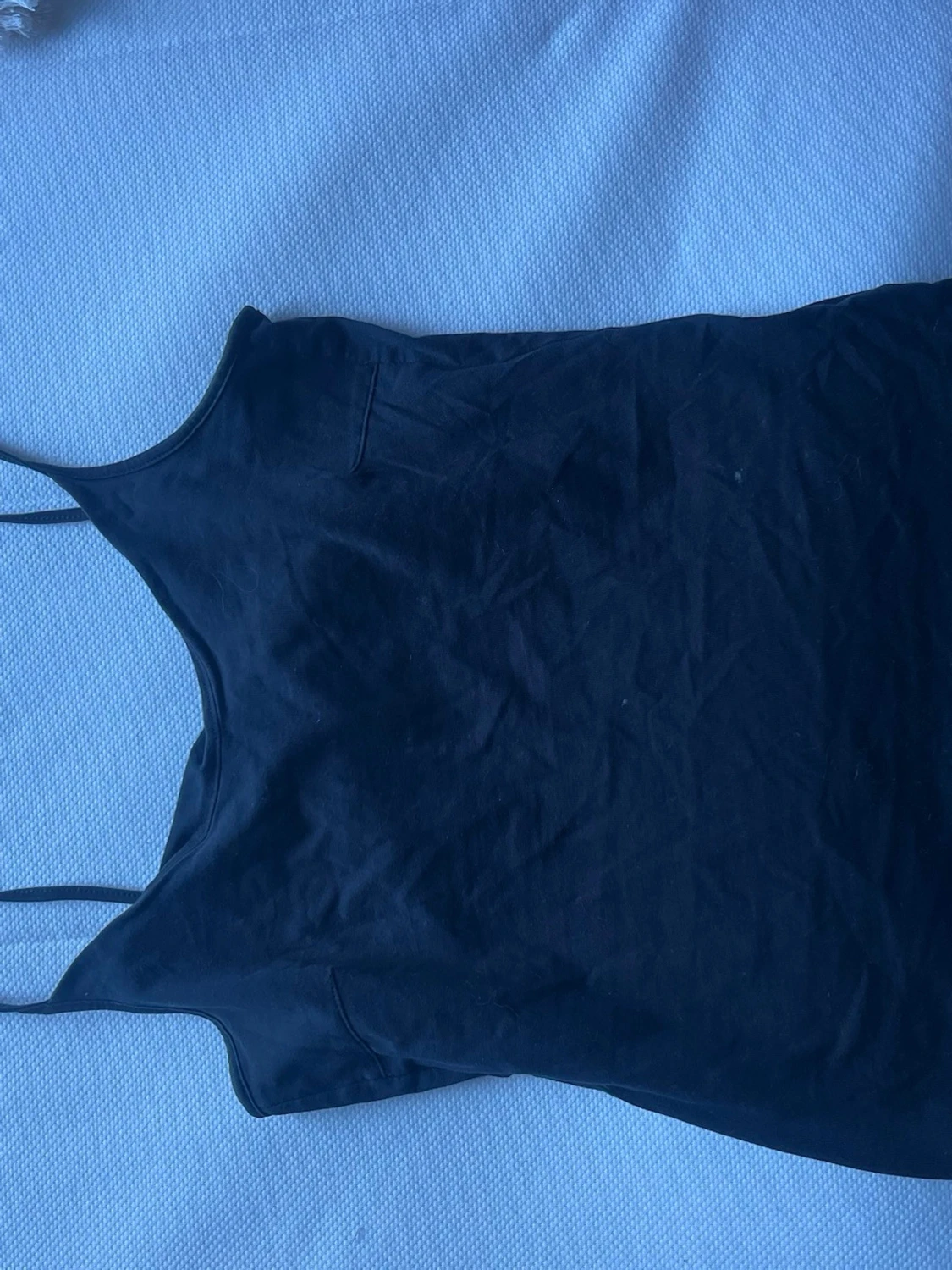 Ljusgrå linnetopp med smala axelband - 1