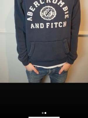  Abercrombie & Fitch hoodie  - Mörkblå hoodie från Abercrombie & Fitch. Den är riktigt snygg och är i mycket bra skick. Den är i storlek M och säljs för endast 399 kr!