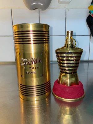 Jean Paul Gaultier le male elixir  - Hej,säljer min Jean Paul Gaultier 125ml har inte använt den den är helt oanvänt!! Fick den som present men på grund av att jag har redan en så vill jag bli av med den här skriv om du intresserad kvitton kommer från sephora