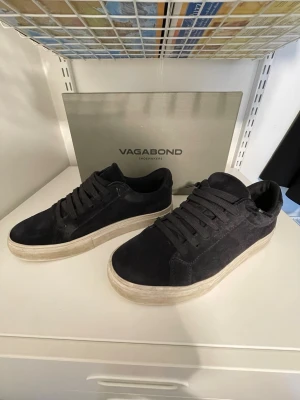 Mörkblå Vagabong Paul 2.0 - Tjena, säljer mina gamla vagabonds som är använda ca 30 gånger men ändå i ett bra skick. Kontakta vid fler bilder eller frågor!