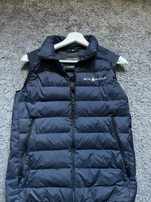 Sail racing väst - Väst från märket sail racing. Den är i bra skick inga hål eller något kan skicka eller mötas upp i Lerum hör av er om ni undrar något💯