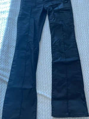 Svarta bootcut jeans -  Nelly skinnbyxor st 36/S