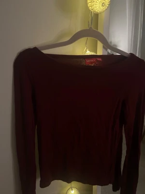 Vinröd genomskinlig tröja  - Säljer  en skit snygg vinröd lite genomskinlig tunn tröja i storlek 146,152, inga tecken på användning 