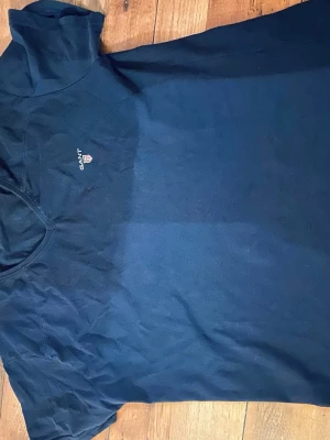 Gant t-shirt - En mörk blå T-shirt från gant med storlek S som är använd men få täcken på användning. Skriv gärna om du är intresserad så diskuterar vi pris 