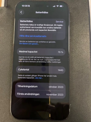 iPhone 15 Pro 256gb - Säljer en iPhone 15 Pro i snygg svart titan med stilren design och rundade kanter. Telefonen har tre stora kameralinser på baksidan och Apples logga i mitten. Tillverkad i tåligt material och med modern look. Perfekt för dig som vill ha det senaste från Apple.