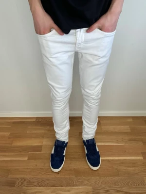 Dondup Jeans George - Säljer dessa feta dondup jeans i modellen George! Jeansen är i mycket fint skick och passar perfekt nu inför våren. Nypris 4000kr. Hör av er vid fler frågor🤝