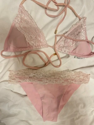 To die for spets bikini - Ljusrosa bikini med spets detaljer ifrån TO DIE FOR i storlek S!🩷🤍