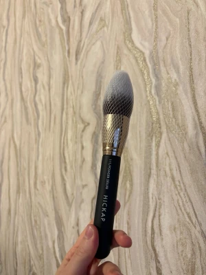 Hickap puderborste deluxe - Powder deluxe sminkborste (puderborste) från Hickap. Helt ny och oanvänd.