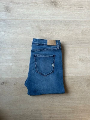 Blåa US Polo Assn Skinny Jeans W29 - Fina US Polo Assn Jeans i blå färg. Jeansen är i mycket bra skick och sparsamt använda. |  Äkta som allt annat jag säljer! ✅ |  Storlek: W29  | Skick: Mycket Bra Skick | Färg: Blå | Märke: U.S Polo Assn | Modell: Jeans |  Hör gärna av dig vid frågor så svarar jag så fort jag kan! 😁|   (Sku - 58)