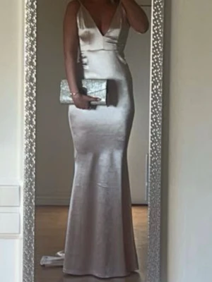 otrolig balklänning - Säljer min otroliga balklänning i champagne/ljus rosa färg med djup rygg öppning. Storlek 34. Jag är 169cm lång. Justerbara axelband. Köpt från Australien.